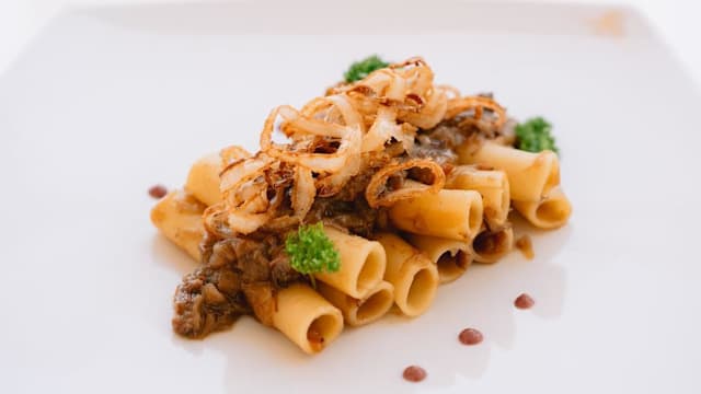 Candele alla genovese con cipolla croccante 