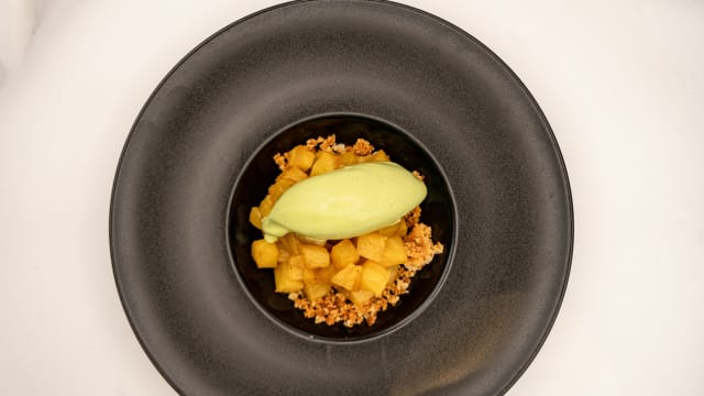 Ananas rôti au miel, crumble et glace à la coriandre