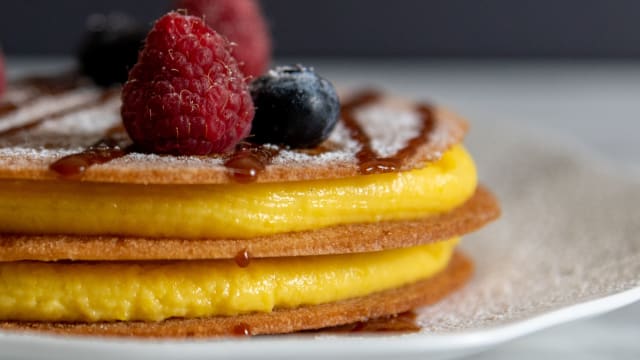 Millefoglie di lingue di gatto, crema e caramello salato