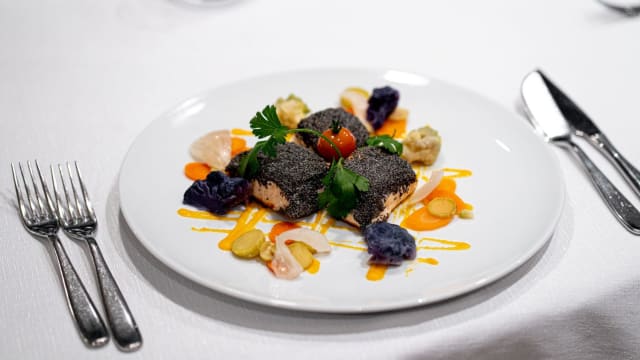 Salmone in crosta di semi di papavero, gel di carota e verdurine al vapore
