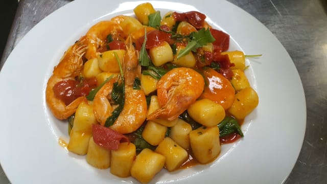 Gnocchi di Patate con Mazzancolle Pachino e Rucola