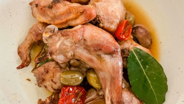 Coniglio in tegame, olive taggiasche, pomodorini confit 