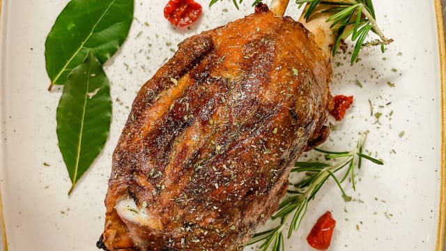 Stinco di maiale, rub di erbe aromatiche 