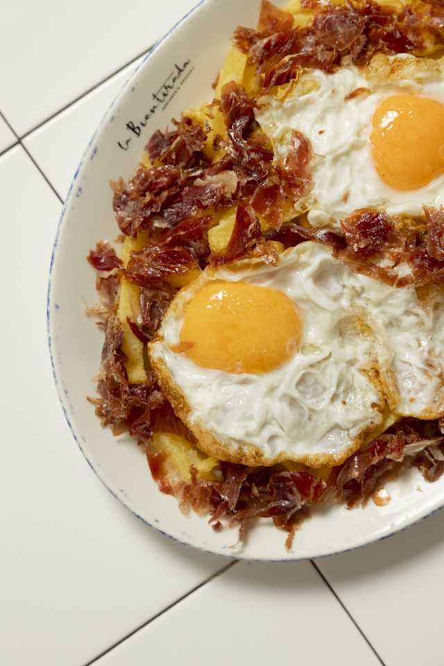 Huevos rotos con jamón ibérico