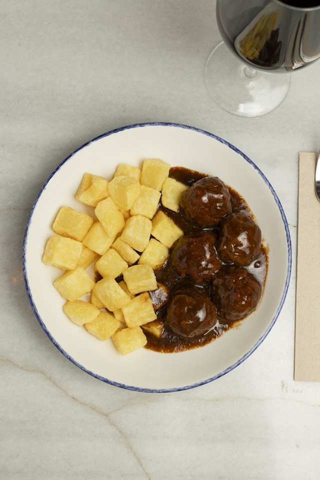 Albondigas de ternera caseras con patatitas fritas