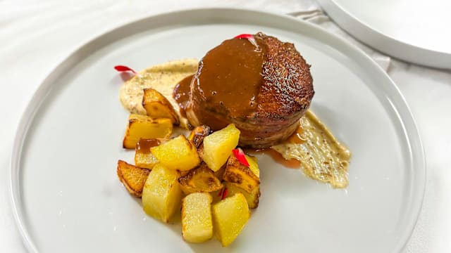 Filetto di manzo avvolto in croccante bacon per un’esplosione di sapore.