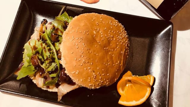 Hamburger di petto d'anatra affumicato con misticanza, olive