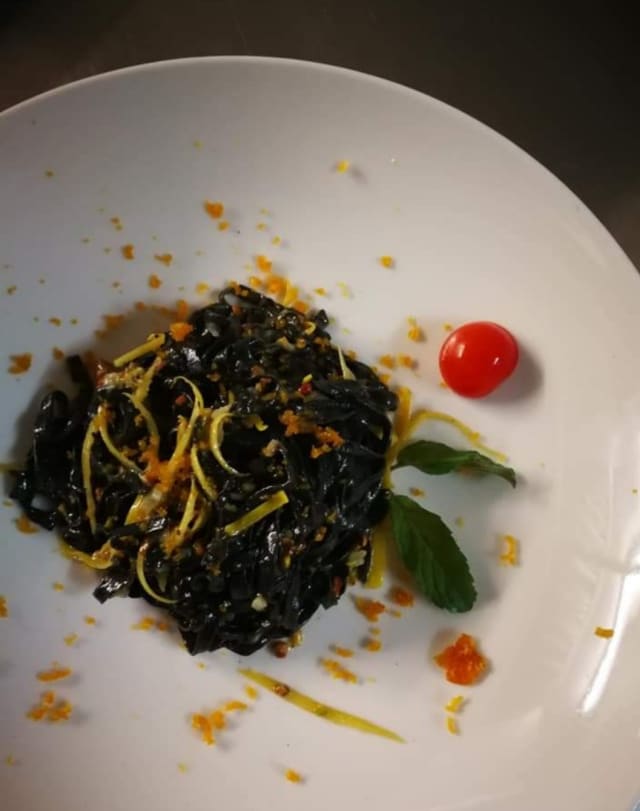 Tagliolini neri e bottarga di muggine