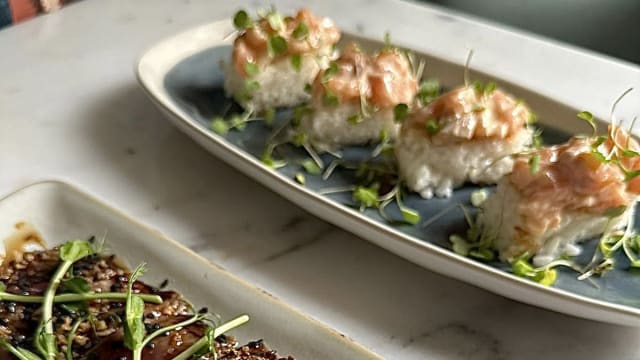 Tigre qui pleure et Sushis Croustillants