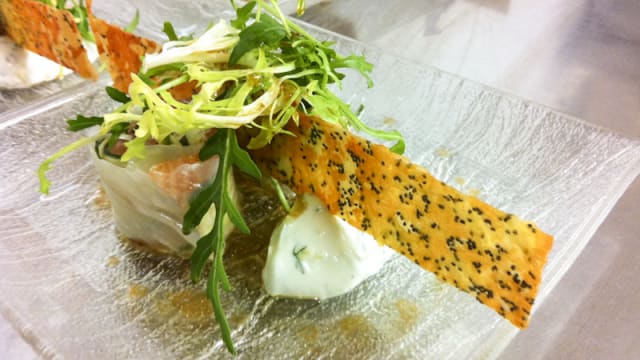 saumon à cru, tuile au parmesan, jeunes pousses