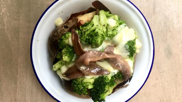 Patata ripiena broccoli e acciughe