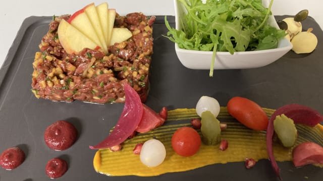 Tartare de cerf aux pommes et huile de truffe