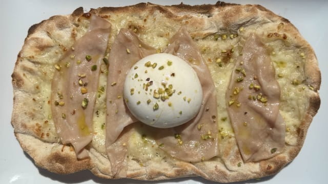 PINK FLOYD: mozzarella, mortadella, burrata e gran pistacchio.