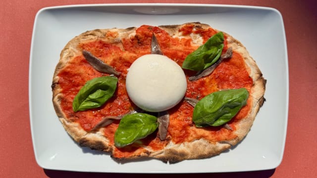 NIRVANA: pomodoro, acciughe, burrata e basilico.