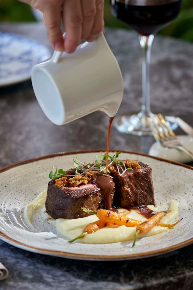 Naco da vazia dos Açores, aligot de queijo de S. Jorge, tapenade de pimenta da terra, molho de vinho tinto