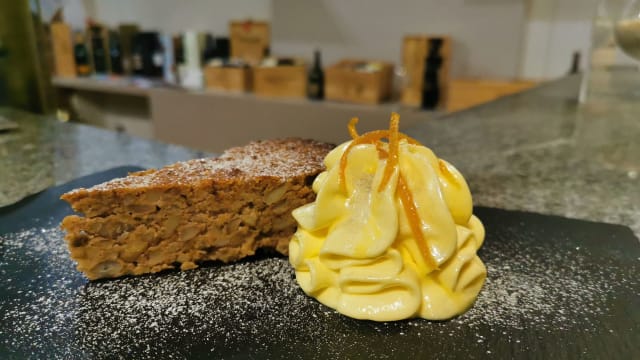 Torta di castagne e noci con crema al miele della Valsesia