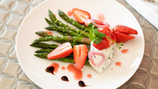 Fraicheur d'asperges et fraises, chèvre frais