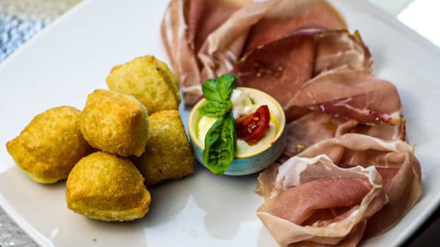 Coccoli con prosciutto crudo e stracchino