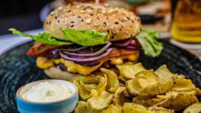 Burger classico con patate dippers
