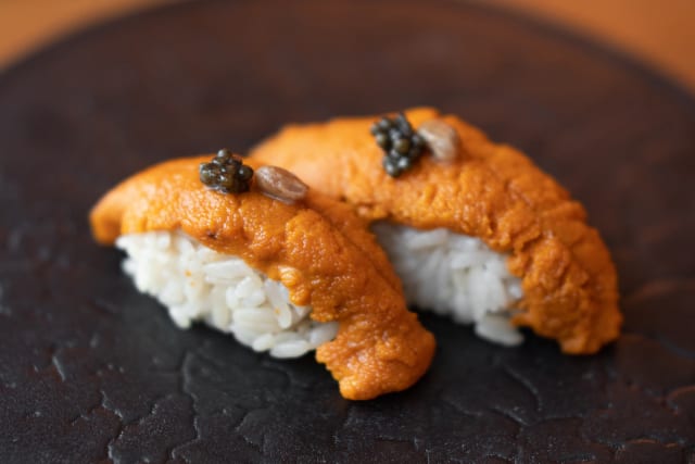 Nigiri de uni com naga