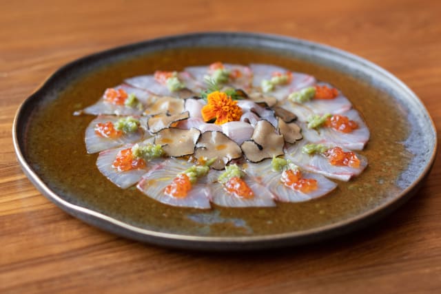 Usuzukuri de hamachi togaras hi-de-yuzu