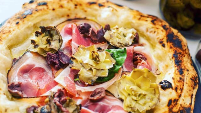 Pizza Otono, Mozzarella, alcachofas asadas, pancetta de cerdo y olivas negras de Aragon.