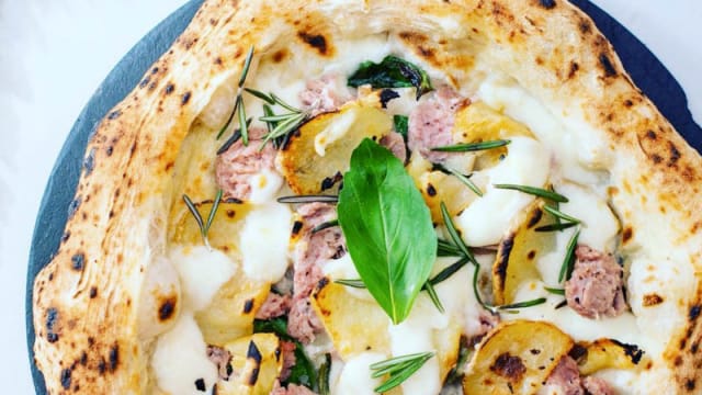 Pizza Rustica; Mozzarella, patatas asadas, butifarra y romero.
