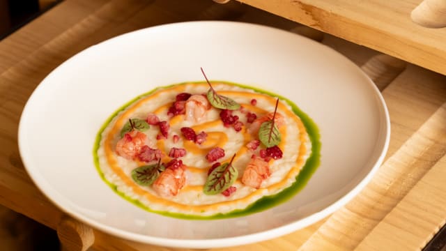 RISOTTO AL BURRO ACIDO, ESTRATTO DI ERBA CIPOLLINA, TARTARE DI GAMBERI E LAMPONE ICE