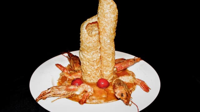Carpaccio de manitas con gambones y torrezno.