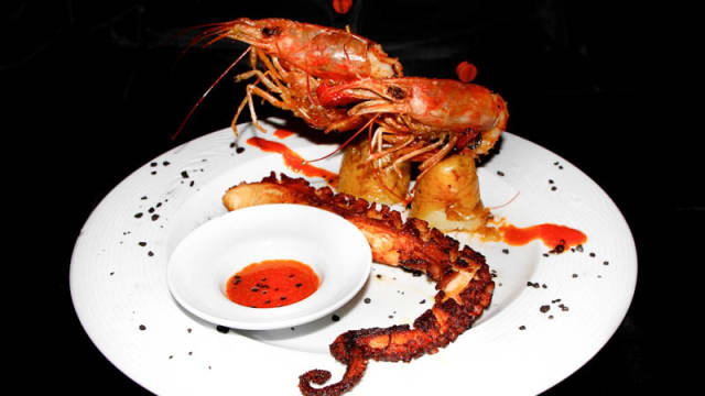 Pulpo a la brasa con gambones y mojo picón