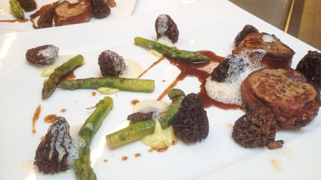 Mignons de veau aux asperges et morilles