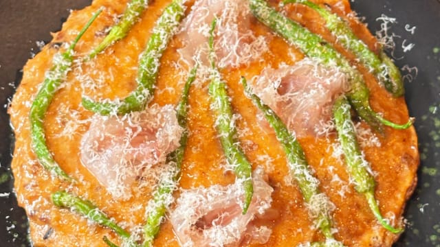 Tortilla vaga de papada ibérica, piparras y queso parmesano