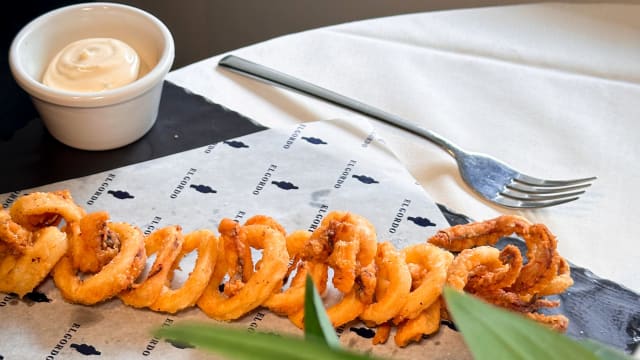 Calamar de potera frito con mayonesa cítrica