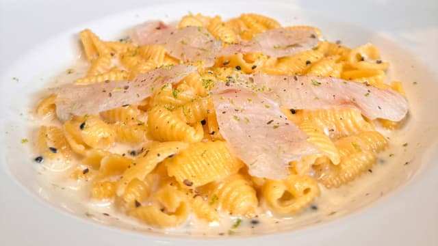 Gnocchetti cacio e pepe con lubina y caviar