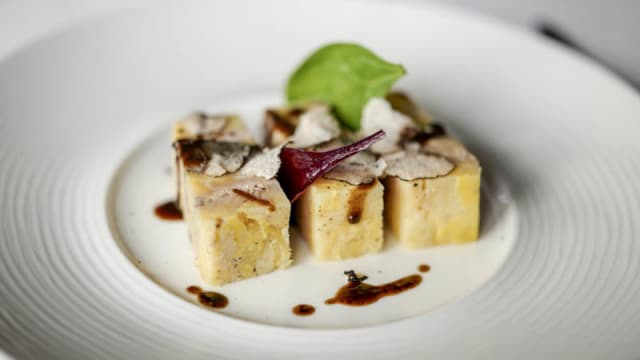 Compression de pomme de terre au Foie gras et Jus truffé