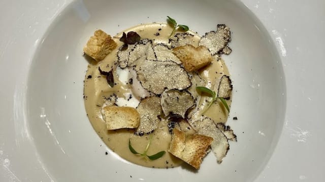 Caserecce al beurre blanc, granella di piacchi e tartufo 