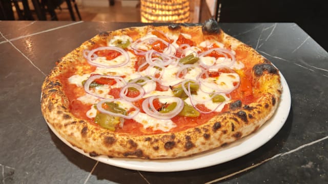 Pizza Pepperoni: Mozzarella, tomate, pepperoni, pimiento verde, cebolla, champiñones. 