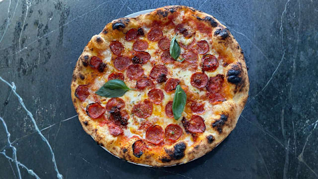 Pizza picante: Mozzarella, tomate, sobrasada picante calabrese, salami picante, albahaca. 