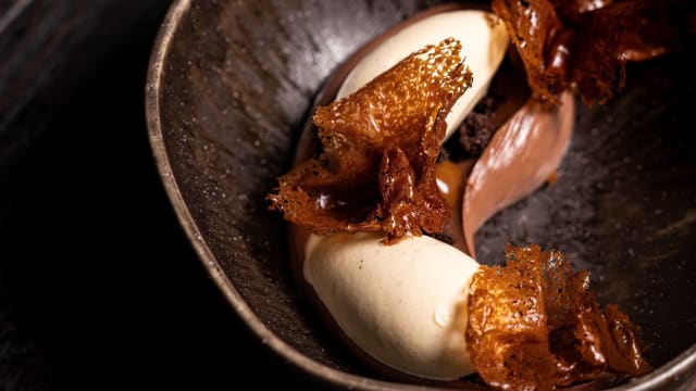 Chocolat fumé, cardamome, crumble et caramel 