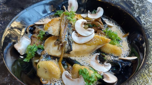 Volaille cuite doucement, poêlée de champignons et gnocchis, copeaux de Paris, réduction crémeuse aux étrilles