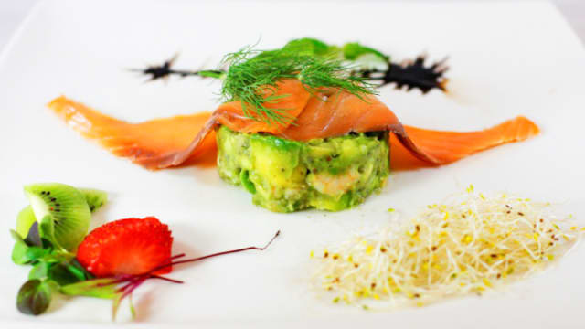 Tartar de advocat avec crevettes et saumon fumée