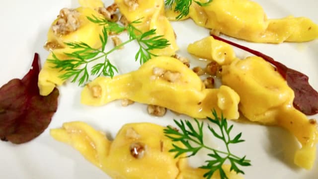 Caramelle di pasta ripiena al taleggio, noci e pere