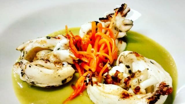 Seppie alla griglia su crema di piselli
