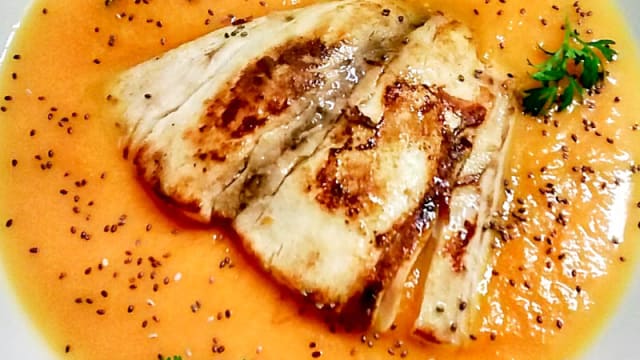 Ricciola su crema di zucca, carote e fumetto di crostacei