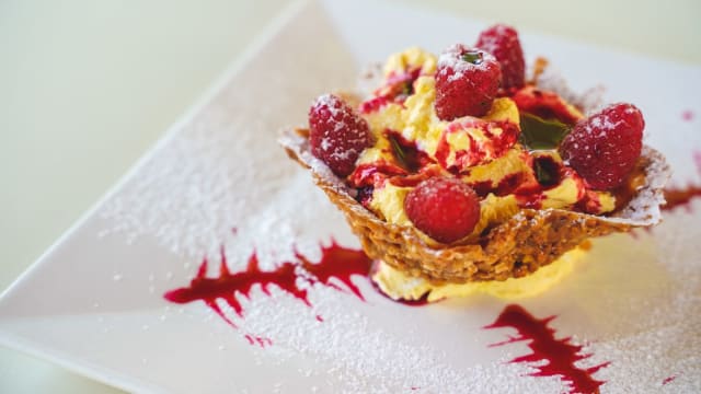 Cialda croccante di Fiumalbo con crema chantilly allo zabaglione e lamponi