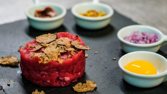 Tartare di Fassona piemontese (180gr ca.) con side di condimenti e volate di Tartufo Nero