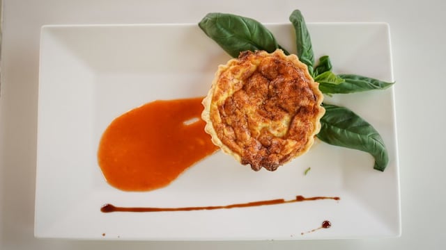 Tortino di brisèe ripieno di burratina , pancetta affumicata su vellutata di pomodorini confit