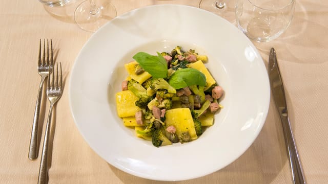 Paccheri, tonno, capperi e broccoli siculi