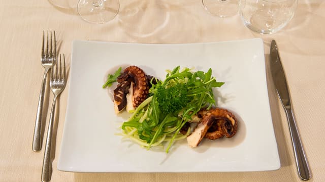 Polpo su crema di patate viola affumicate al melo
