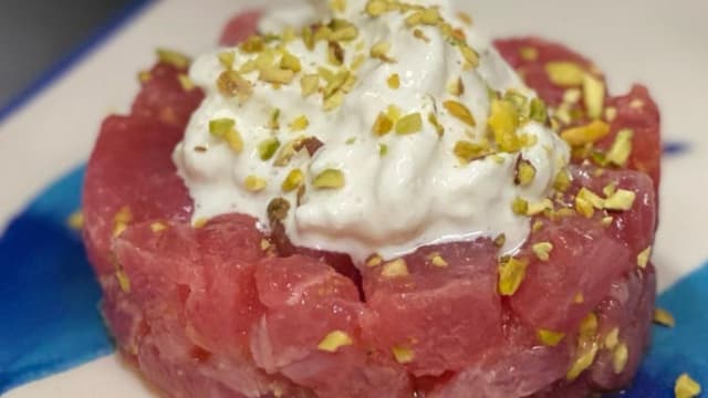 Tartare di tonno fresco "pinna gialla" con stracciatella di bufala e granella di pistacchi